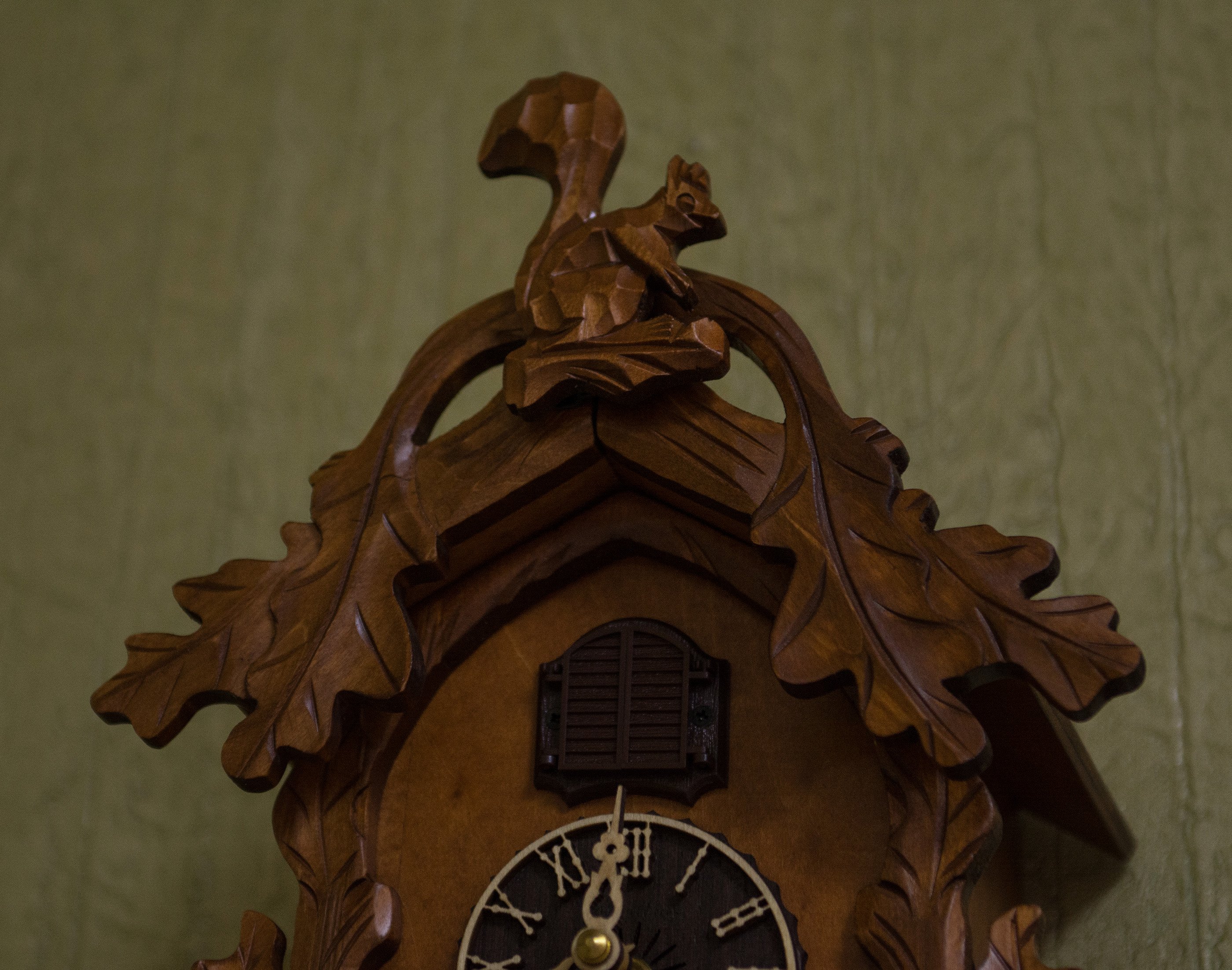 Видео часов кукушки. Настенные часы с кукушкой Columbus "белка" CQ-052c. Часы настенные гиревые "Маяк" с кукушкой. Часы с кукушкой Timegear. Ч6884 часы Кукушка 620.
