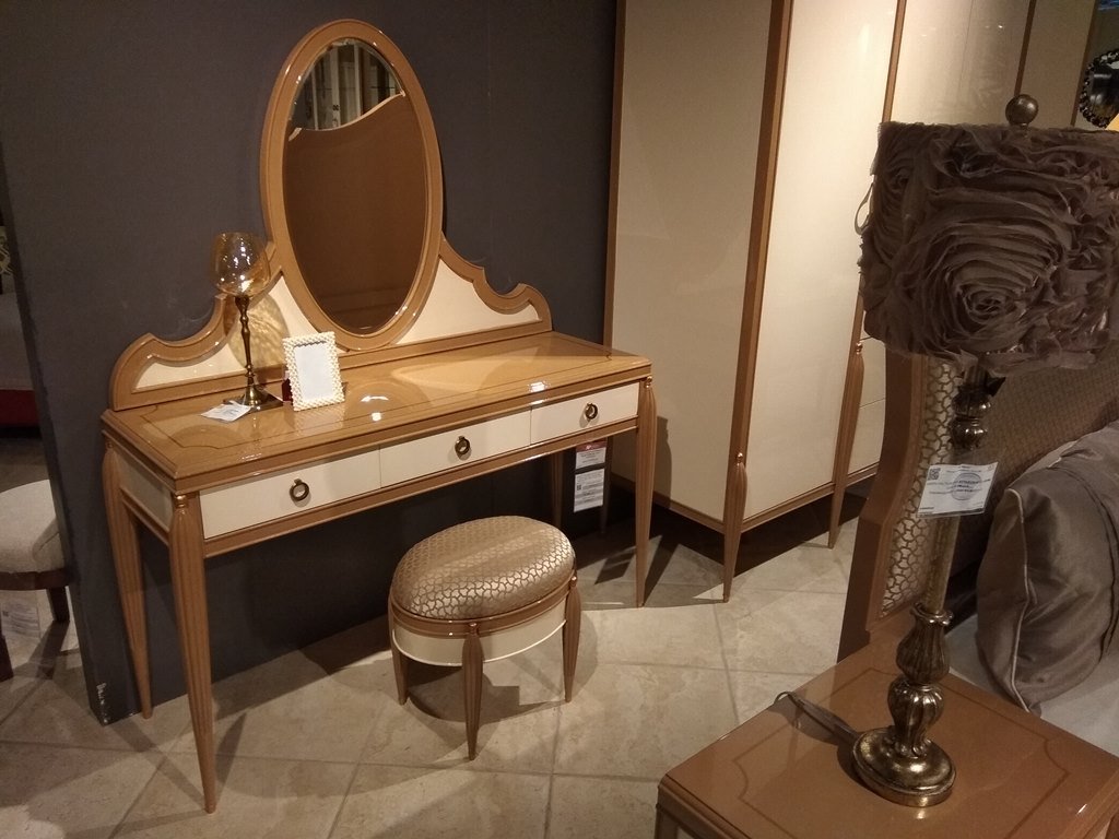 Туалетный столик с зеркалом в гостиную