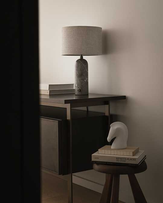 купить настольная лампа "эдвин" из серого мрамора с бежевым абажуром