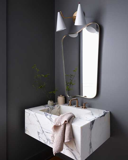 купить золотое настенное зеркало "кейн"