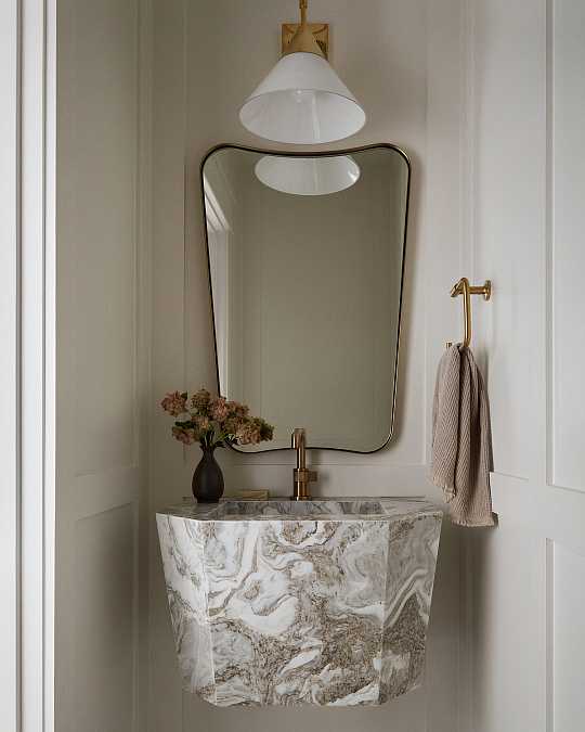 купить золотое настенное зеркало "кейн"