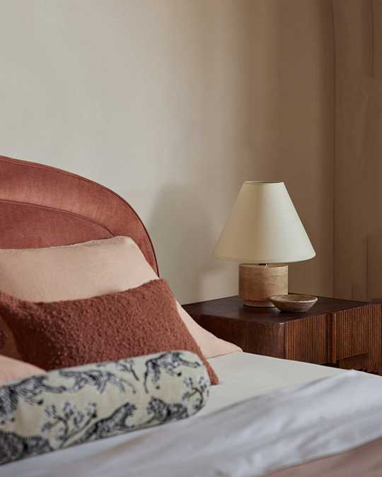 купить бежевая настольная лампа "бронко" из травертина