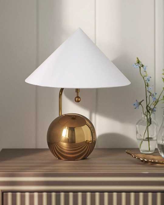 купить золотистая лампа "шанталь" с белым конусным абажуром