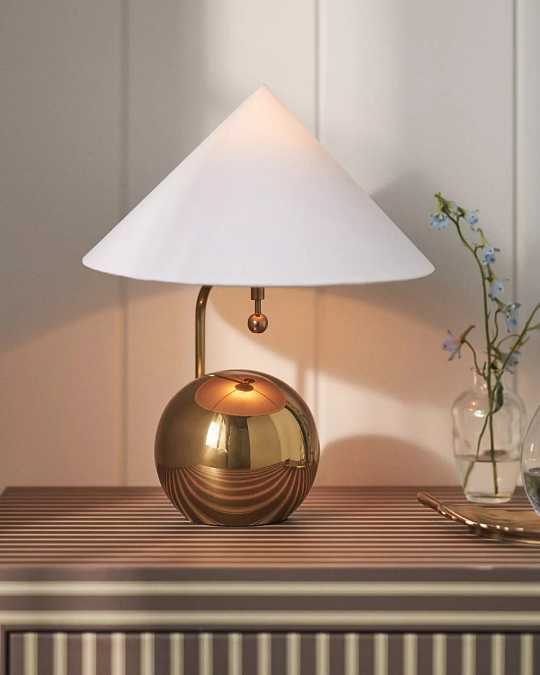 купить золотистая лампа "шанталь" с белым конусным абажуром