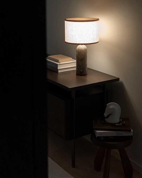 купить настольная лампа "эдвин" из серого мрамора с бежевым абажуром