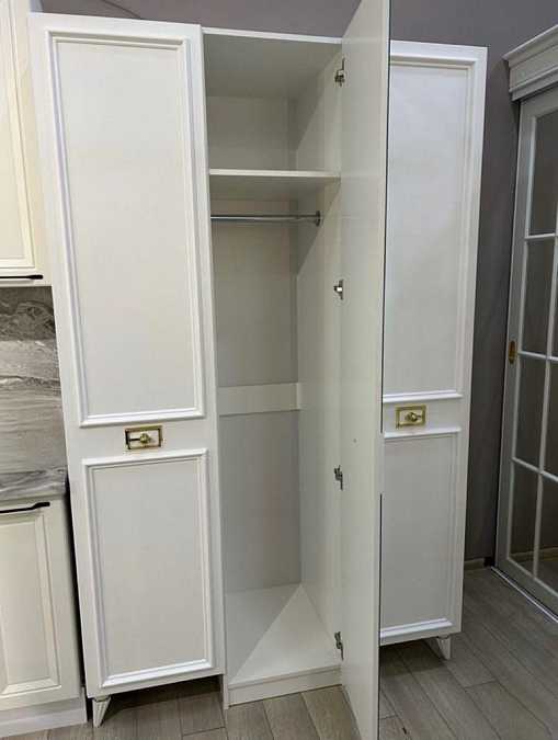 Шкаф трехдверный Виктория белый с серебром
