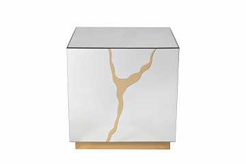 Зеркальный журнальный столик с декором