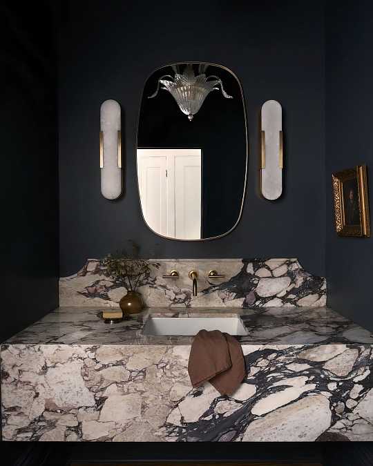 купить золотое настенное зеркало "вейл"